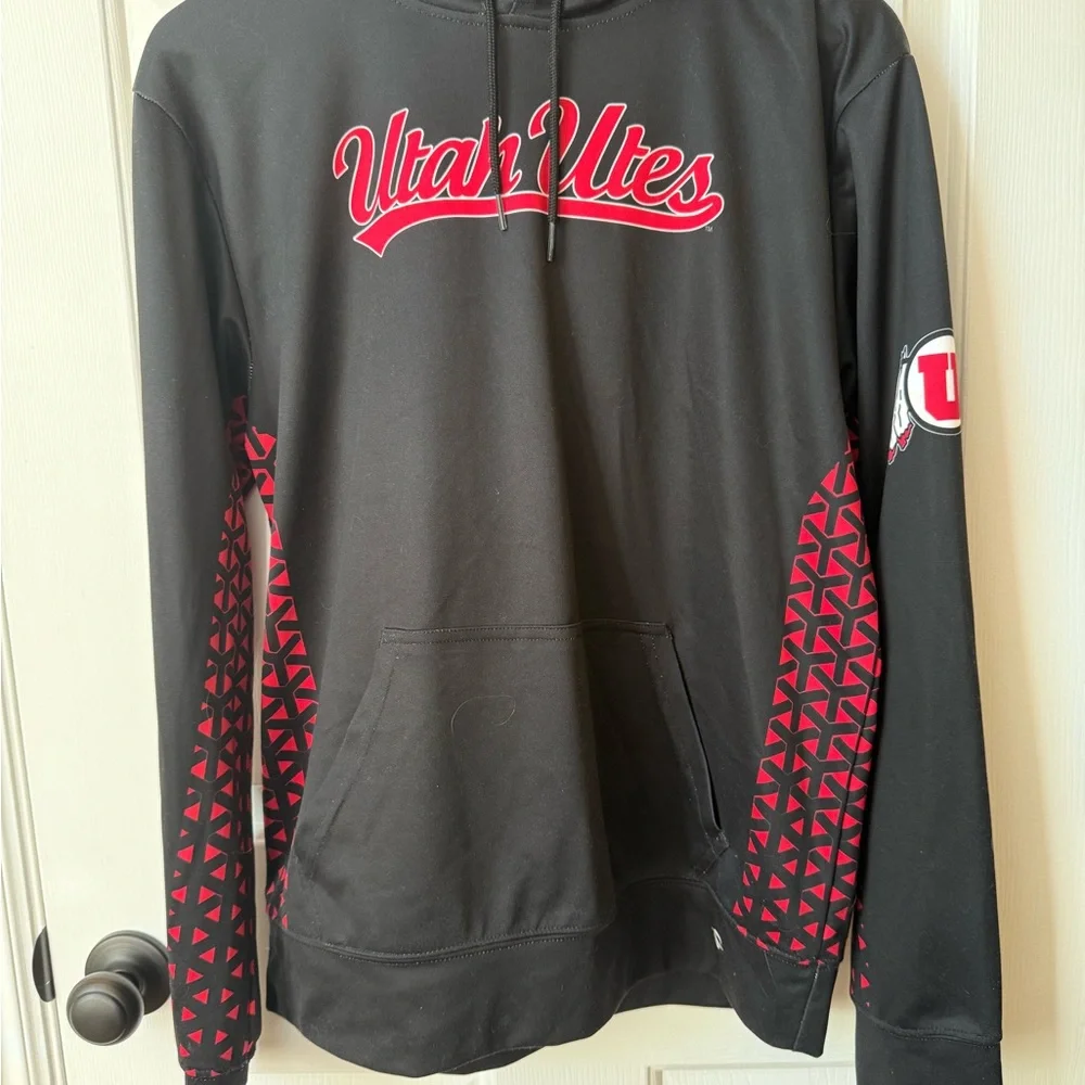 Utah Utes Men's Black and Red Pullover Hoodie - Picture 3 of 6